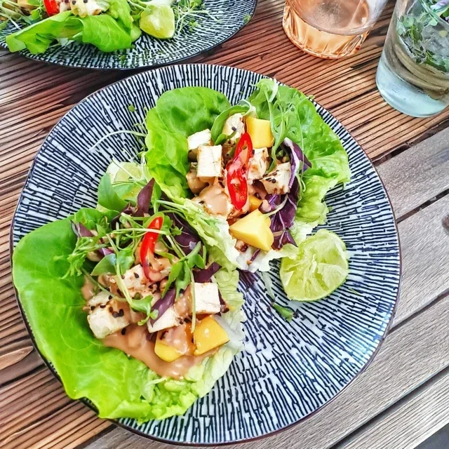 Salatruller med krydret tofu og mango