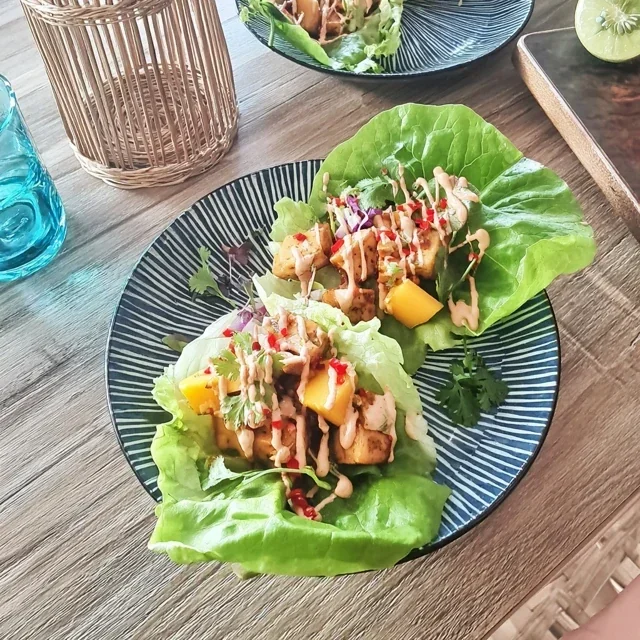 Salatruller med krydret tofu og mango