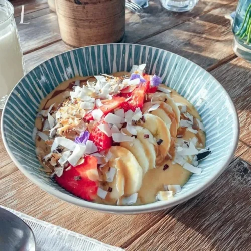 Smoothie bowl med mango, banan og chiafrø, sunn frokostoppskrift