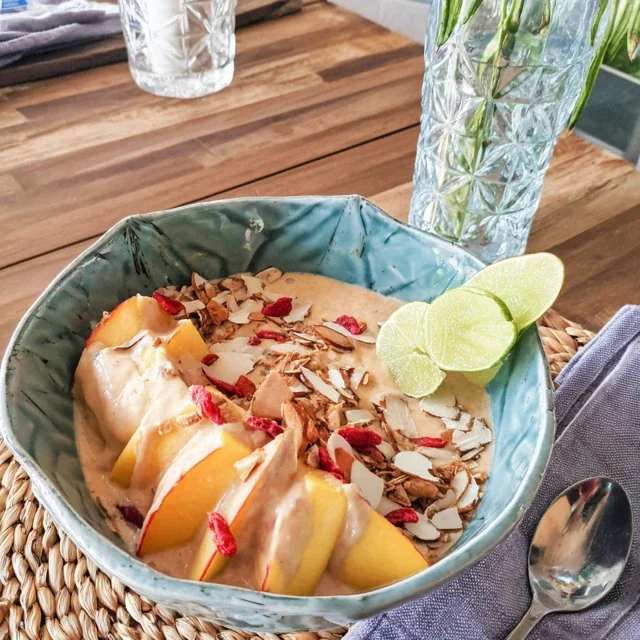 Smoothie-bowl med mango, banan og chiafrø