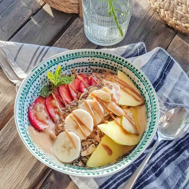 Smoothie-bowl med mango, banan og chiafrø