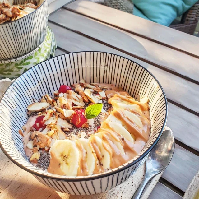 Smoothie-bowl med mango, banan og chiafrø