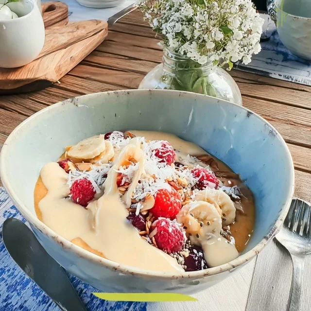 Smoothie-bowl med mango, banan og chiafrø