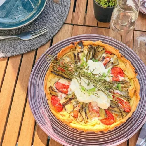 Terte med grillet grønnsaker og geiteost servert på en tallerken