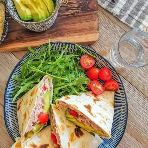 Tunfisk-piadina med avokado og tomater, en sunn og smakfull rett