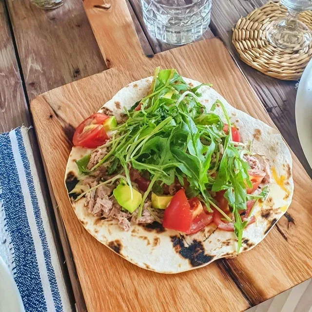 Tunfisk-piadina med avokado og tomater