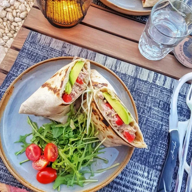 Tunfisk-piadina med avokado og tomater