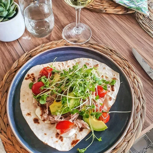 Tunfisk-piadina med avokado og tomater