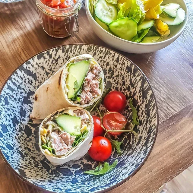 Tunfiskwrap med avokado og agurk