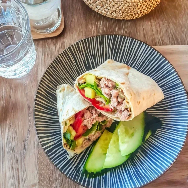 Tunfiskwrap med avokado og agurk