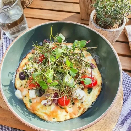 Urteomelett med geitost servert på tallerken