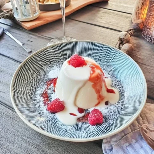 Kremet vaniljepanna cotta med frisk bringebærcoulis