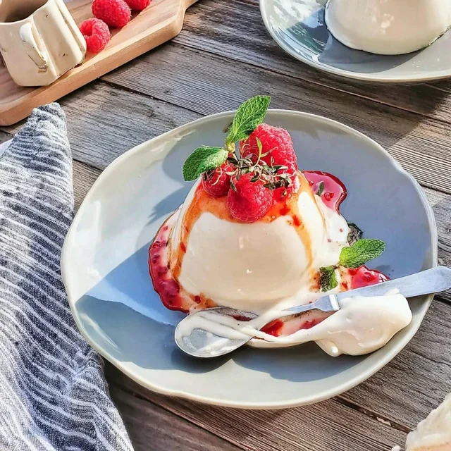 Vaniljepanna cotta med bringebærcoulis