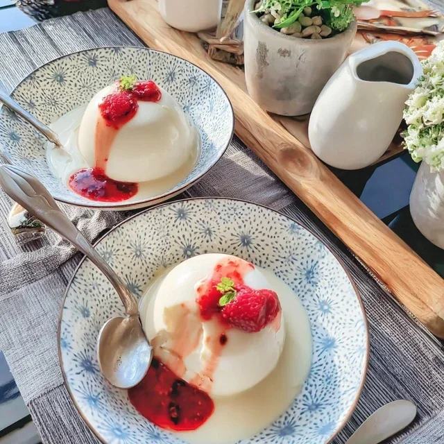 Vaniljepanna cotta med bringebærcoulis
