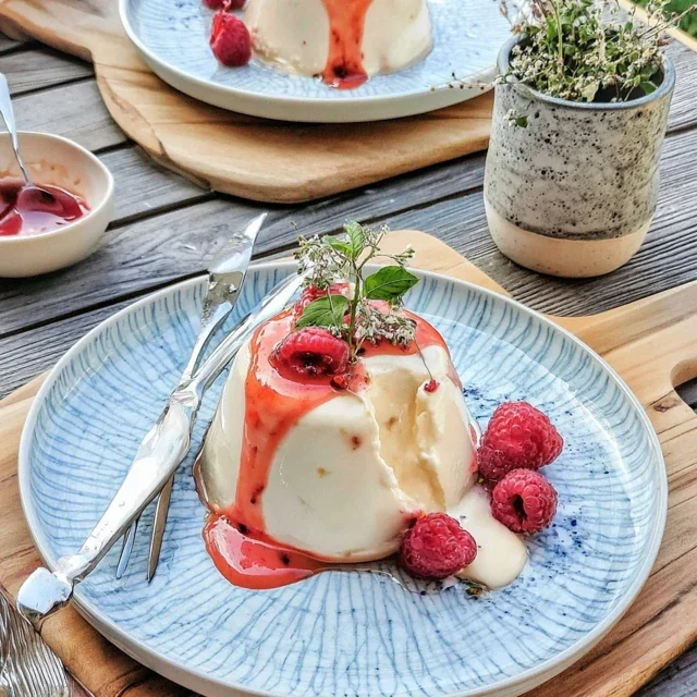 Vaniljepanna cotta med bringebærcoulis