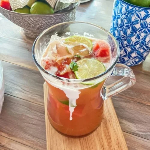 Vannmelon agua fresca med lime i et glass med isbiter