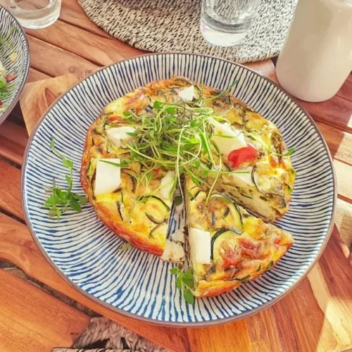 Zucchini frittata med friske urter servert på tallerken